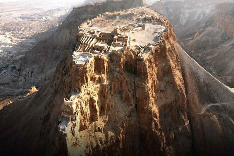  Крепость Масада.  Справа видна насыпь построенная легионерами для осадных машин.